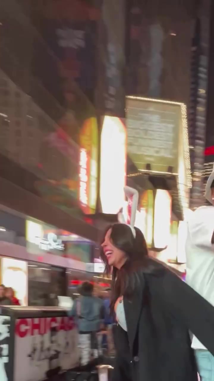 mk体育🥵大尺度互动！比斯利和身材爆炸女友玩LOVE游戏 最后这一吻…